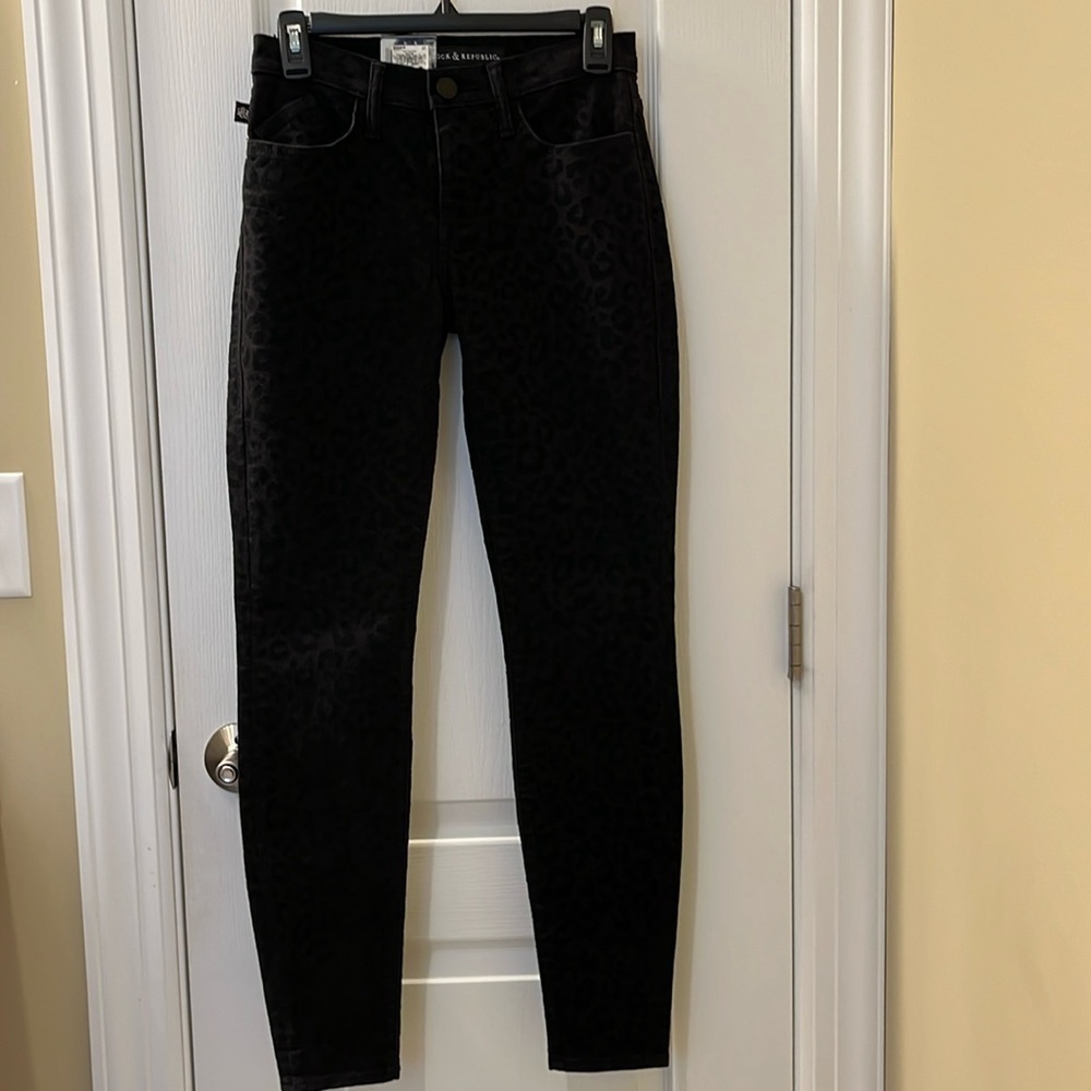 🆕 Rock & Republic Kashmiere Black Leopard Flocked Mid-Rise Legging-IRREGULAR - Picture 2 of 13